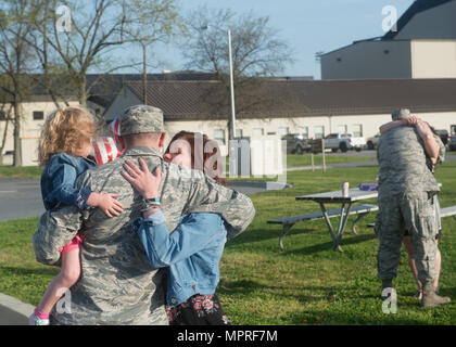 Il Master Sergeant che serve nel 46th Aerial Port Squadron è un artigiano del trasporto aereo della United States Air Force assegnato al 512th Airlift Wing presso la dover Air Force base. L'unità supporta missioni strategiche di trasporto aereo e movimentazione merci. Questa immagine d'archivio documenta un abbraccio di famiglia a seguito di un dispiegamento di sei mesi alla base aerea di al Udeid, in Qatar, l'11 aprile 2017. Foto Stock