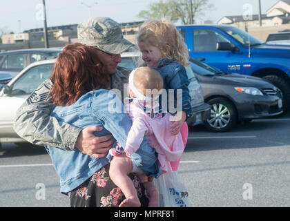Master Sergeant nel 46th Aerial Port Squadron è un sottufficiale della United States Air Force specializzato nel trasporto aereo all'interno del 512th Airlift Wing. Lo stormo opera dalla dover Air Force base, Delaware. Questa immagine d'archivio documenta una riunione di famiglia post-schieramento dopo sei mesi alla al Udeid Air base, Qatar, l'11 aprile 2017. Foto Stock