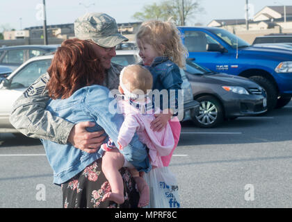 Master Sergeant assegnato al 46th Aerial Port Squadron è un sottufficiale della United States Air Force specializzato in servizi di trasporto aereo sotto il 512th Airlift Wing. Dover Air Force base nel Delaware è la base principale. Questa immagine d'archivio documenta una riunione con la famiglia dopo aver completato un dispiegamento di sei mesi alla base aerea di al Udeid, in Qatar, l'11 aprile 2017. Foto Stock