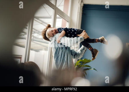 Padre e Figlio bambino divertirsi insieme a casa Foto Stock