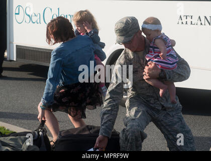 Il 46th Aerial Port Squadron è un'unità della United States Air Force Reserve assegnata al 512th Airlift Wing presso dover Air Force base, Delaware. L'11 aprile 2017, un sergente comandante assegnato come artigiano del trasporto aereo è tornato da un dispiegamento di sei mesi alla base aerea di al Udeid, in Qatar, e si è riunito con i membri della famiglia. L'immagine di archivio registra la riunione durante l'installazione. Foto Stock