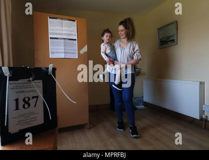 Residente di Gola Isola Colleen Ui Fhioruisce con sua figlia Saoirse (2) si prepara a gettare il suo voto come isolani di andare alle urne con un giorno di anticipo del resto del paese per esprimere il loro voto al referendum sull'Ottavo emendamento della Costituzione irlandese. Foto Stock
