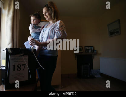 Residente di Gola Isola Colleen Ui Fhioruisce con sua figlia Saoirse (2) getta il suo voto come isolani di andare alle urne con un giorno di anticipo del resto del paese per esprimere il loro voto al referendum sull'Ottavo emendamento della Costituzione irlandese. Foto Stock