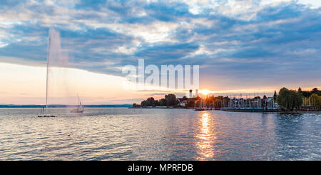 Germania Baden-Wuerttemberg, Friedrichshafen, Lago di Costanza, vista città, marina, fontana al tramonto Foto Stock