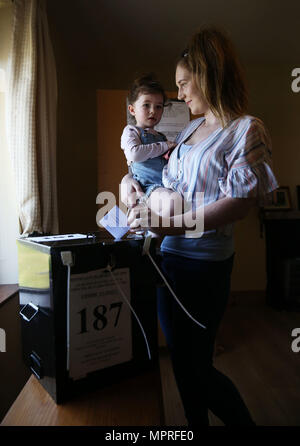 Residente di Gola Isola Colleen Ui Fhioruisce con sua figlia Saoirse (2) getta il suo voto come isolani di andare alle urne con un giorno di anticipo del resto del paese per esprimere il loro voto al referendum sull'Ottavo emendamento della Costituzione irlandese. Foto Stock