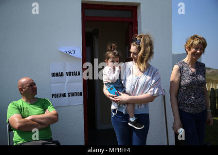 Residente di Gola Isola Colleen Ui Fhioruisce con sua figlia Saoirse (2) al di fuori della stazione di polling di aver gettato il suo voto come isolani di andare alle urne con un giorno di anticipo del resto del paese per esprimere il loro voto al referendum sull'Ottavo emendamento della Costituzione irlandese. Foto Stock