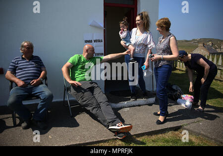 Residente di Gola Isola Colleen Ui Fhioruisce (al centro) con sua figlia Saoirse (2) al di fuori della stazione di polling di aver gettato il suo voto come isolani di andare alle urne con un giorno di anticipo del resto del paese per esprimere il loro voto al referendum sull'Ottavo emendamento della Costituzione irlandese. Foto Stock