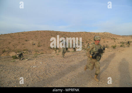 Stati Uniti I soldati dell esercito del primo battaglione, trentesimo Reggimento di Fanteria, corrono verso i nemici combattendo posizioni durante l'azione decisiva Esercitazione 17-05 presso il National Training Center a Fort Irwin, California, apr. 09, 2017. Azione decisiva gli esercizi di allenamento presso il Centro Nazionale di Allenamento garantire unità rimangono versatile, reattivo e costantemente disponibili per le attuali e future emergenze. (U.S. Esercito foto di Sgt. Ernesto Gonzalez, gruppo Operations, National Training Center) Foto Stock