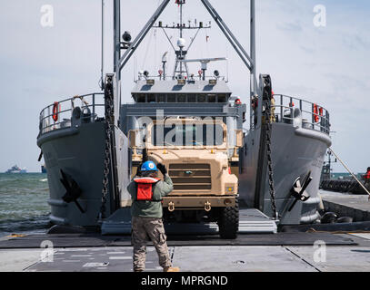 POHANG, Repubblica di Corea (10 aprile 2017) - marinai attaccato all assalto unità artigianali 1 aziona un mezzo tattico veicolo sostitutivo da USAV Fort McHenry (LCU 2020) sull'esercito Trident pier durante il funzionamento del pacifico esercizio di raggiungere 2017 (OPRex17). OPRex17 è un accordo bilaterale per l'evento di formazione progettati al fine di garantire la preparazione e sostenere la Rok-STATI UNITI Alliance esercitando un'area Distribution Center (ADC), un terminale Aria punto di alimentazione (ATSP), Combined Joint Logistics Over-the-Shore (CJLOTS), e l'uso della ferrovia, vie di navigazione interna e costiera operazioni di sollevamento per convalidare il funzionamento concetto reach. (U.S Foto Stock