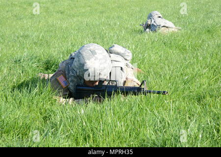 Stati Uniti Army Sgt. Joel Delarosa, assegnato al segnale 39th battaglione, assume una posizione prona dopo un aggressione del suo team, Wingene Air Base, Belgio, 22 marzo 2017. (U.S. Esercito foto di Visual Information Specialist Pascal Demeuldre) Foto Stock