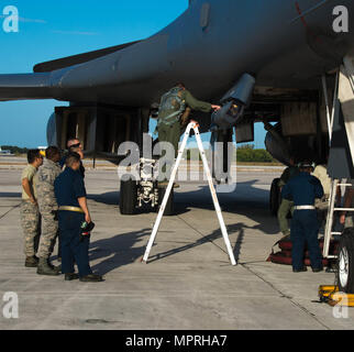Col. Justin Boldenow, settimo gruppo Operations commander, ispeziona un targeting pod su un B-1 Lancer al Boca Chica Naval Air Station, Key West Florida, Marzo 24, 2017. Questo targeting pod è in grado di rintracciare, individuazione e impegnare bersagli in movimento. Il giunto interagenzie Task Force Sud utilizzato il B-1 per via trafficanti di droga "go-fast" barche attraverso più di 3.2 milioni di chilometri quadrati di oceano.(STATI UNITI Air Force photo by Staff Sgt. Jason McCasland/rilasciato) Foto Stock