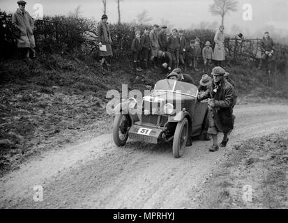 MG M tipo di JB Carver competere nel NWLMC London-Gloucester Trial, 1931. Artista: Bill Brunell. Foto Stock