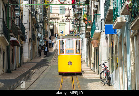 Il Portogallo, Lisbona, Bairro Alto, Elevador da Bica, cavo giallo ferrovie Foto Stock