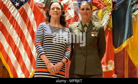 Secondo tenente Lillian Polatchek pone con sua madre, Patsy Polatchek, dopo essersi laureato presso l'esercito corazza del funzionario di base corso leader a Fort Benning, Georgia, 12 aprile 2017. Polatchek laureato al top della sua classe ed è ora il primo serbatoio femmina ufficiale della Marine Corps. Foto Stock