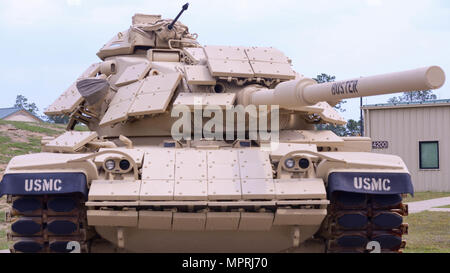 Un M1A1 Abrams serbatoio denominato "Buster" è parcheggiata fuori del distacco Marine Fort Benning sede, Georgia. Distacco Marine Fort Benning è dove Marines live mentre frequentano l'esercito corazza del funzionario di base corso leader di guadagnare i militari professionali titolo di specialità del serbatoio officer. Foto Stock