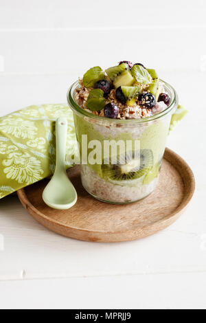 Bicchiere di Chia Pudding con kiwi, bacche, granola e Kale Smoothie Foto Stock