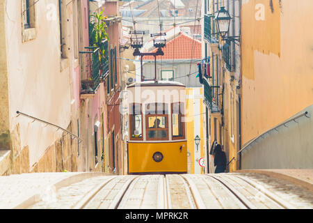 Il Portogallo, Lisbona, Bairro Alto, Elevador da Gloria, cavo giallo ferrovie Foto Stock