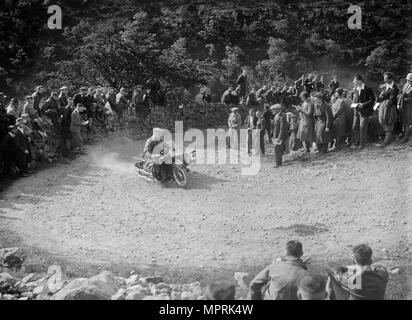 Inimitabile e sidecar di TJ è salito a competere in MCC prova di Edimburgo, 1930. Artista: Bill Brunell. Foto Stock