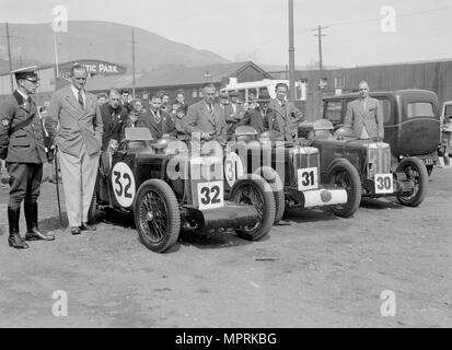 Tre MG C Type Midgets al RAC TT race, circuito di Ards, Belfast, 1932. Artista: Bill Brunell. Foto Stock