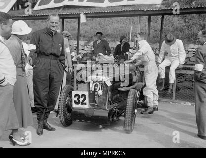 MG C tipo Midget di Goldie Gardner al RAC TT race, circuito di Ards, Belfast, 1932. Artista: Bill Brunell. Foto Stock