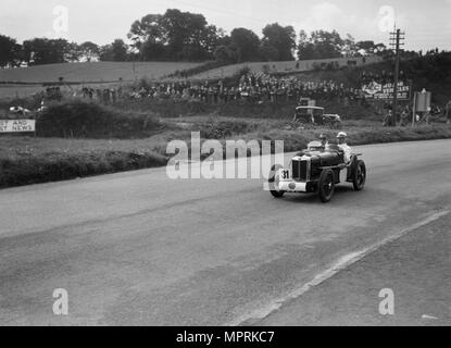 MG C tipo Midget di Cirillo Paolo a competere in RAC TT race, circuito di Ards, Belfast, 1932. Artista: Bill Brunell. Foto Stock