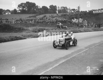 MG C tipo Midget di Goldie Gardner a competere in RAC TT race, circuito di Ards, Belfast, 1932. Artista: Bill Brunell. Foto Stock