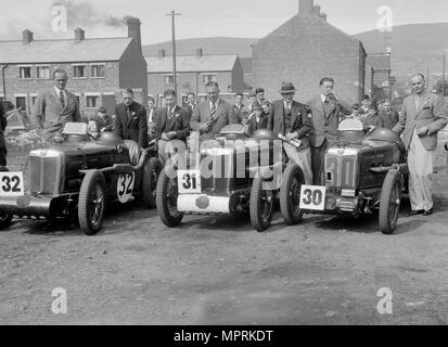 Tre MG C Type Midgets al RAC TT race, circuito di Ards, Belfast, 1932. Artista: Bill Brunell. Foto Stock