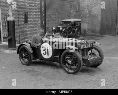 MG C tipo Midget di Cirillo Paolo al RAC TT race, circuito di Ards, Belfast, 1932. Artista: Bill Brunell. Foto Stock