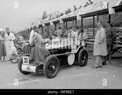 MG C tipo Midget di Cirillo Paolo ai box al RAC TT race, circuito di Ards, Belfast, 1932. Artista: Bill Brunell. Foto Stock