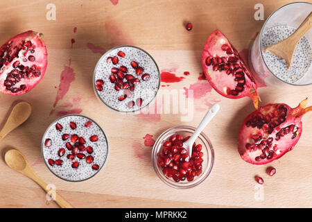 Due bicchieri di chia pudding con semi di melograno Foto Stock