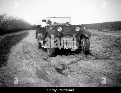 Kitty Brunell prova su strada un Riley 9 tourer, c1930. Artista: Bill Brunell. Foto Stock