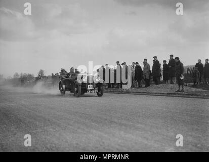 Wolseley Hornet di AL Watson competere nel Inter-Varsity Speed Trial, Eynsham, Oxfordshire, 1932. Artista: Bill Brunell. Foto Stock