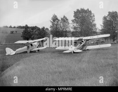 Blackburn Bluebird Mk 4 e de Havilland DH60 Moth presso la Oxford Speed Trials, c1930. Artista: Bill Brunell. Foto Stock