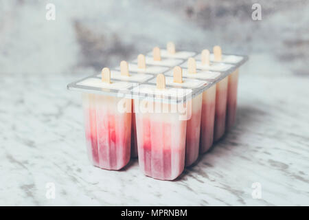 Fragola fatte in casa e yogurt ghiaccioli Foto Stock