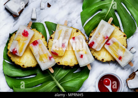 La Pina Colada popsicles con ciliegie candite e ananas Foto Stock