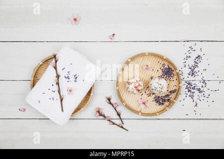 Fiore di sfere di sapone sul vaso di bambù con asciugamano, ciliegia e i fiori di lavanda Foto Stock