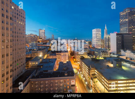 Stati Uniti, California, San Francisco, Chinatown, il Quartiere Finanziario, Coit Tower di sera Foto Stock