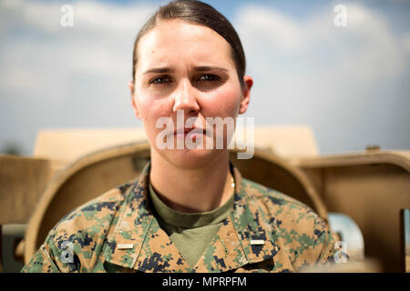 Secondo tenente Lillian Polatchek pone di fronte a un M1A1 Abrams serbatoio a Fort Benning, Georgia. Polatchek è la prima donna Acquario Marino Officer dopo la laurea come l insigne onore laureato del suo esercito corazza del funzionario di base corso Leader il 12 aprile 2017. Foto Stock