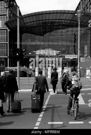 Berlino, Germania, vista generale, GV, vetro ingresso anteriore per la Berlin Hauptbahnhof - Stazione centrale di Berlino, Martedì 16/06/2009, © Peter SPURRIER Foto Stock