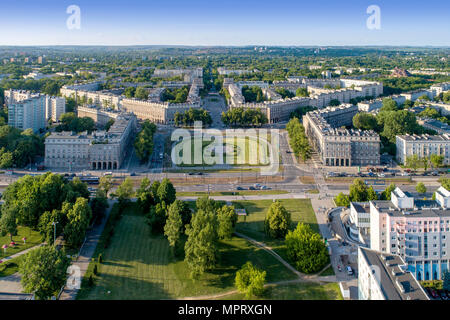 Cracovia in Polonia. Panoramica aerea di Nowa Huta (nuovo mulino di acciaio), uno dei due soli interamente pianificata e costruire realista socialista insediamenti nel mondo Foto Stock