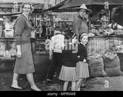 Ingrid Bergman con figlio robertino e le figlie isabella e isotta, la bambinaia gerarde guillaume, 1958 Foto Stock