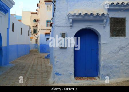 Tipiche porte blu nelle strade di Chauen, Marocco Foto Stock