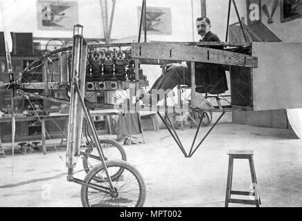 Louis Blériot seduta nel suo monopolane, c. 1920. Foto Stock
