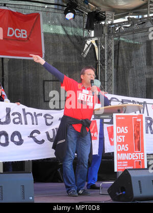 Berlino, Germania. Vista generale, GV. Giorno di maggio riunione presso la Porta di Brandeburgo, bandiere dal DOCUP. Il partito socialdemocratico della Germania e il commercio tedesco confederazione europea. La porta di Brandeburgo il giorno di maggio 2011. Sabato 01/05/2011 [Obbligatorio credito; Pietro Spurrier.] Foto Stock