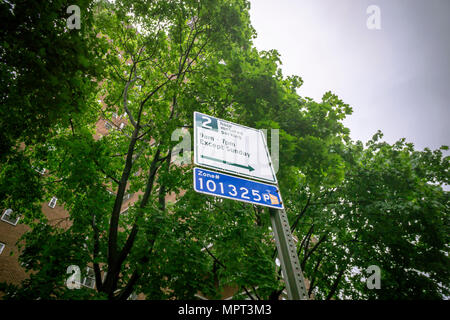 Segni di strada nel quartiere di Chelsea di New York informare gli automobilisti del limiti di tempo presso il parcheggio a pagamento spot su giovedì 17 maggio, 2018. Il New York Dipartimento dei Trasporti ha annunciato oggi che il parcheggio a pagamento i tassi saliranno entro la fine dell'anno. (Â© Richard B. Levine) Foto Stock