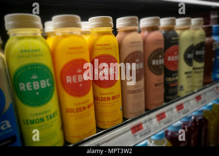 Bottiglie del marchio Rebbl latte di cocco bevanda in un supermercato raffreddatore in New York venerdì 18 maggio, 2018. Cavu Venture Partners è riferito di avere investito 20 milioni di dollari nel finanziamento nel migliore-per-si marca. (Â© Richard B. Levine) Foto Stock