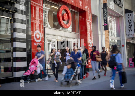 Gli amanti dello shopping al di fuori di un negozio di destinazione in Herald Square a New York lunedì, 21 maggio 2018. Il bersaglio è pianificato per la relazione di bilancio del primo trimestre utile prima dell'apertura del mercato il 23 maggio. (Â© Richard B. Levine) Foto Stock