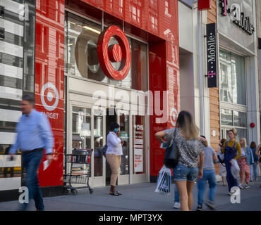 Gli amanti dello shopping al di fuori di un negozio di destinazione in Herald Square a New York lunedì, 21 maggio 2018. Il bersaglio è pianificato per la relazione di bilancio del primo trimestre utile prima dell'apertura del mercato il 23 maggio. (Â© Richard B. Levine) Foto Stock