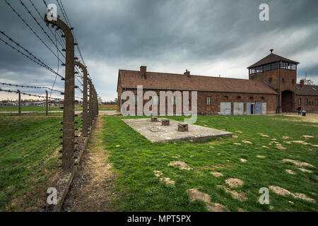 Elettrico fili spinati tedesco del campo di lavoro e sterminio nazista eredità di mondo Auschwitz Birkenau, Polonia Foto Stock