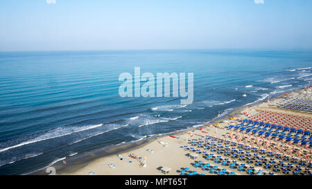 Vista aerea della spiaggia di lido di camaiore con ombrelloni e posti a sedere, colorate con diversi colori per marcare una divisione tra il proprietario del Foto Stock